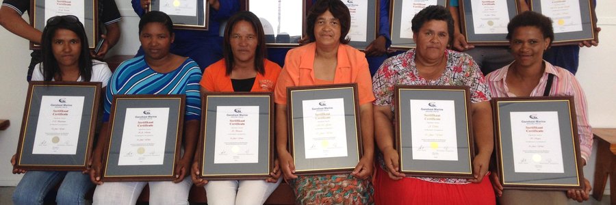  â€˜n Deel van Gansbaai Marine se personeellede wat trots hulle langdienssertifikate vertoon (Foto: Hennie Ritter )